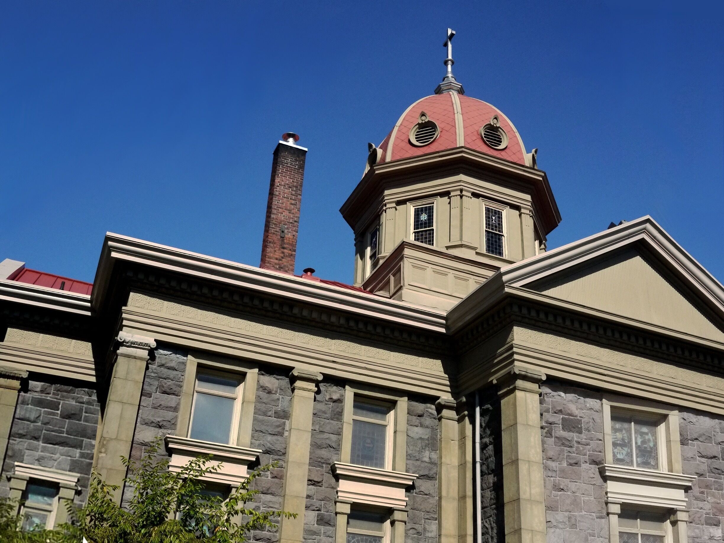 A picture of the church ( without the hagiography).

One of the secret #Architecture - al gems of Portland, Oregon.