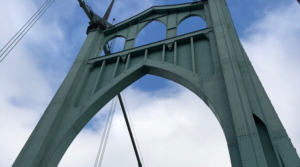 St. John’s Bridge, the highest above the Willamette River as 60m and tower is 100m tall. While I was staying in Kenton, I came to this bridge by running. Roundtrip = 12K.