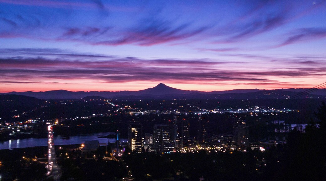 Winter sunrise from the OHSU observation deck in Portland, OR #sunrise #portlandoregon #pnw #cellphoneography #samsunggalaxys8plus #mthood