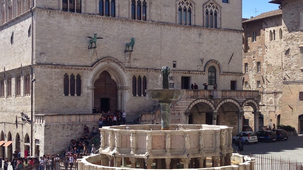 Un bâtiment historique avec une grande fontaine à l’avant.