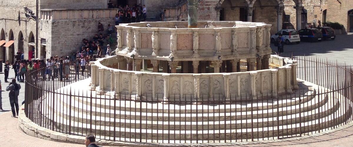 Un bâtiment historique avec une grande fontaine à l’avant.