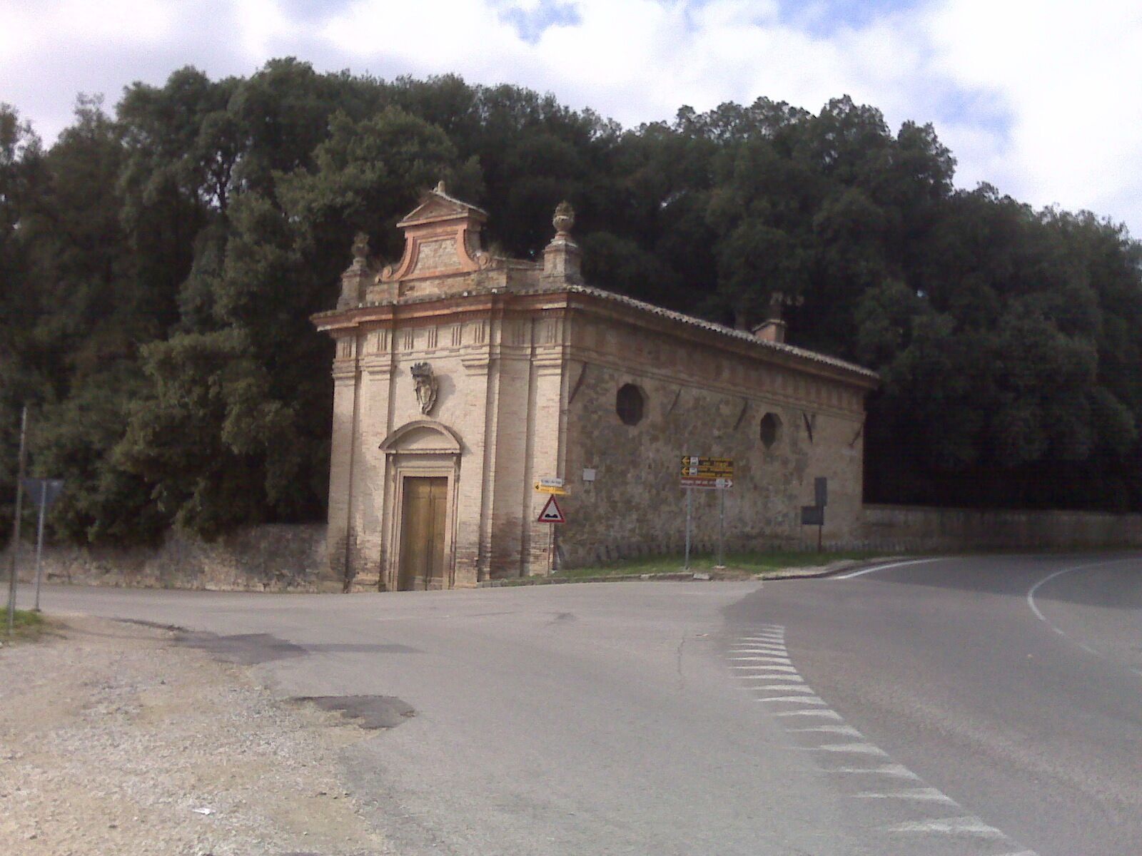 Bosco e chiesa villa Baglioni