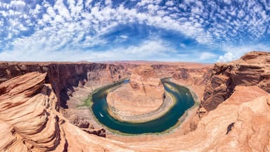 Un cañón profundo con un río serpenteante.