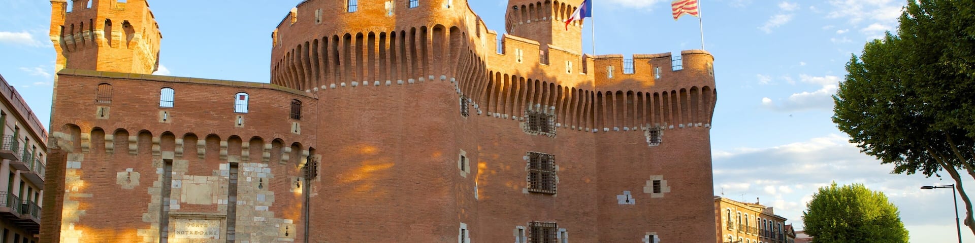 Perpignan mettant en vedette patrimoine architectural, scĂšnes de rue et chĂąteau