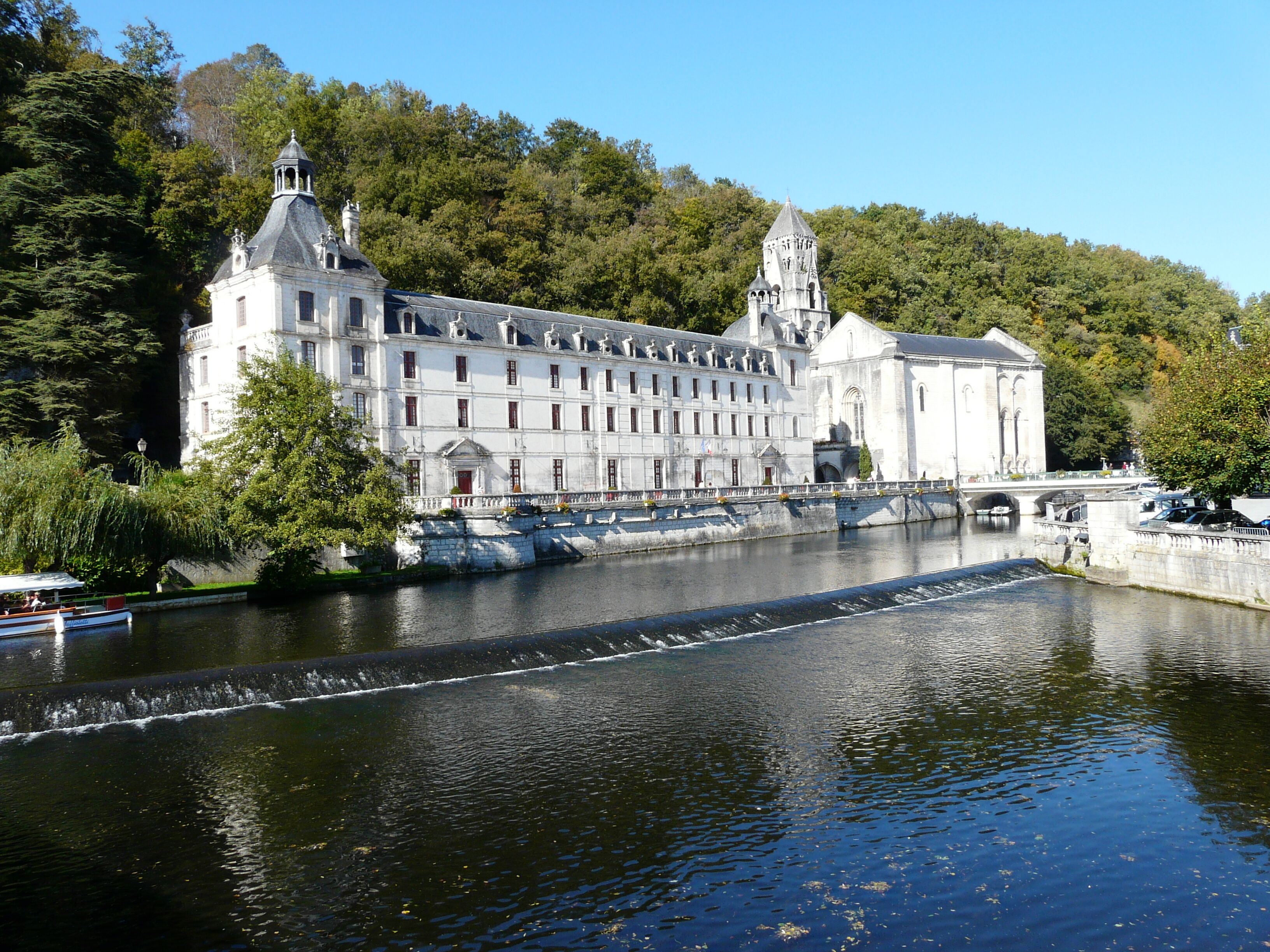Abbaye Saint-Pierre (à gauche les bâtiments conventuels, à droite l'église abbatiale et au centre le clocher campanile), Brantôme, dordogne, France