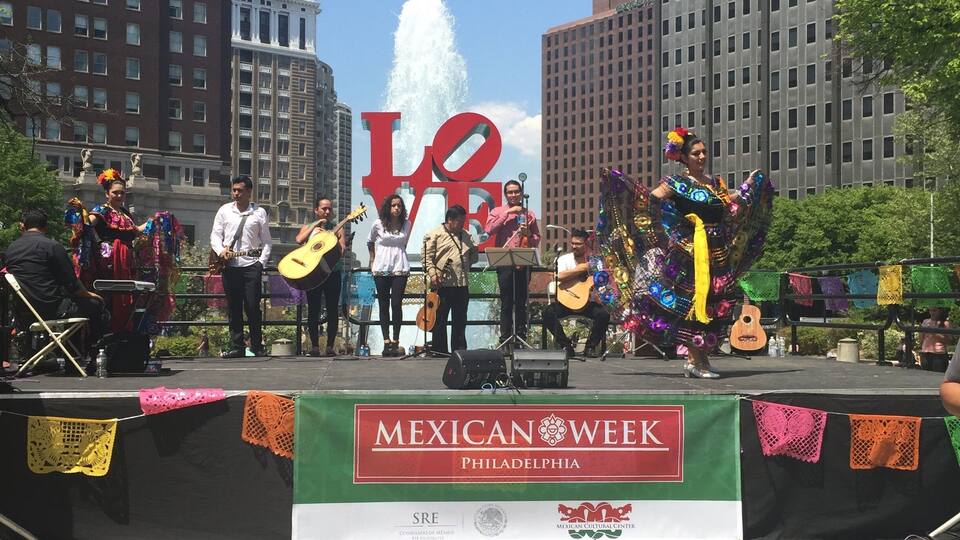 Eine Bühne mit einer Gruppe von Musikern und Tänzern bei der Mexikanischen Woche in Philadelphia.