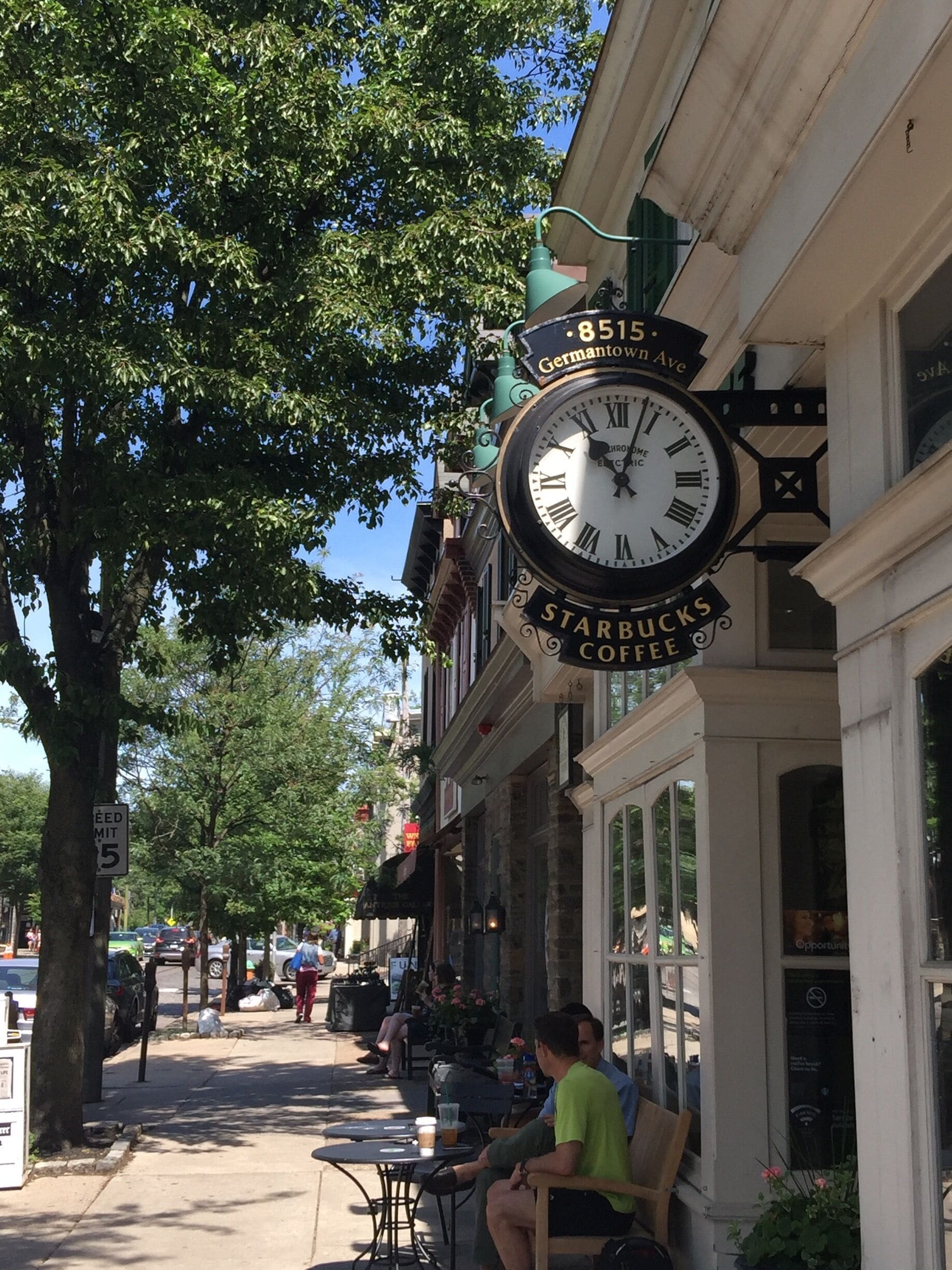 One of the nicest streets I've walked down in the U.S. So picturesque, Chestnut Hill is a small town/village a short train ride out of Philadelphia. This is outside the Starbucks 👍