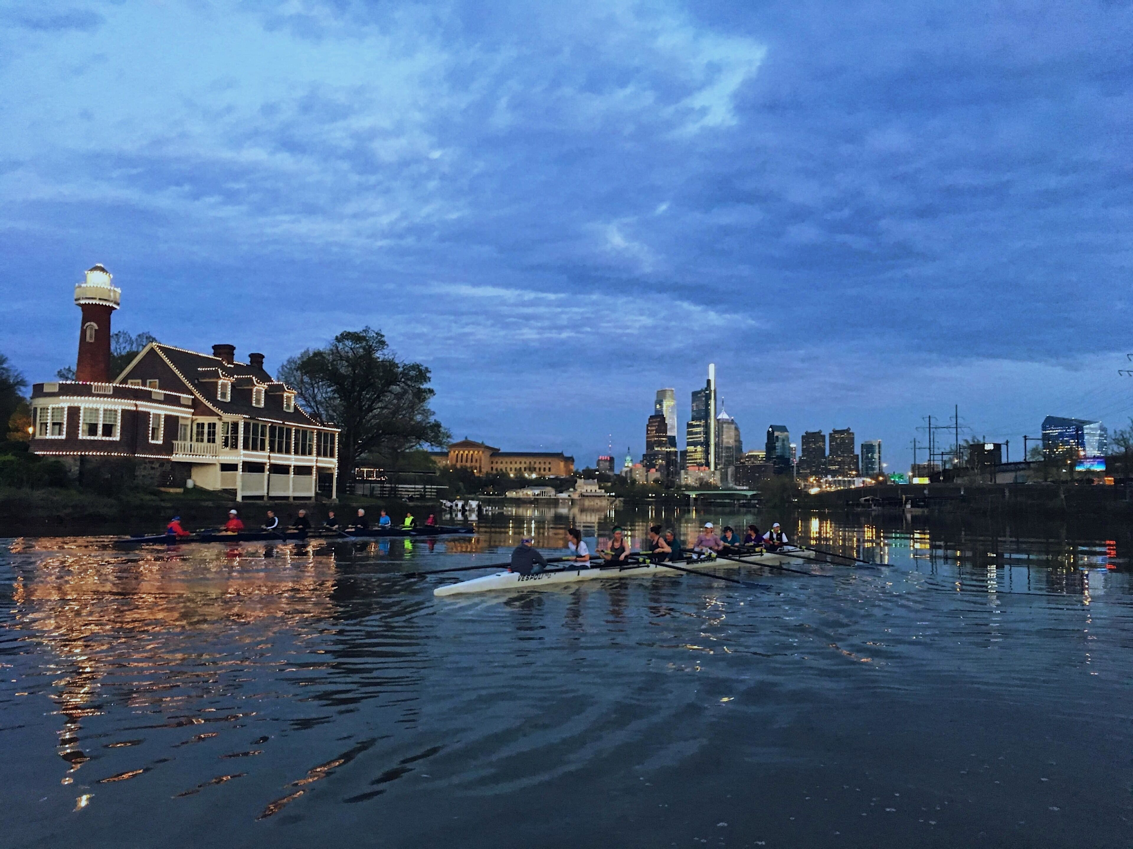 Bachelors Barge Club Masters Sweep 8’s approaching #BoathouseRow after evening practice #rowinglife #rowing #weekendgetaway #philadelphia #philly #coolfun #phillystyle #kidsfun #fun #Sweeprowing #mastersrowing