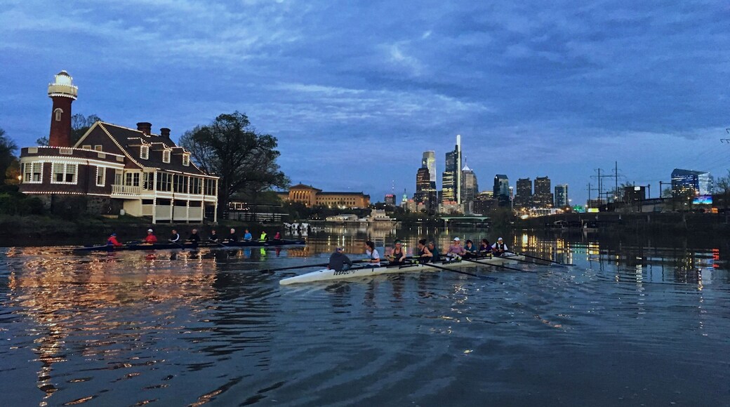 Bachelors Barge Club Masters Sweep 8’s approaching #BoathouseRow after evening practice #rowinglife #rowing #weekendgetaway #philadelphia #philly #coolfun #phillystyle #kidsfun #fun #Sweeprowing #mastersrowing