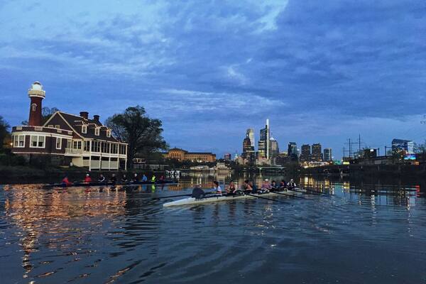 Bachelors Barge Club Masters Sweep 8’s approaching #BoathouseRow after evening practice #rowinglife #rowing #weekendgetaway #philadelphia #philly #coolfun #phillystyle #kidsfun #fun #Sweeprowing #mastersrowing