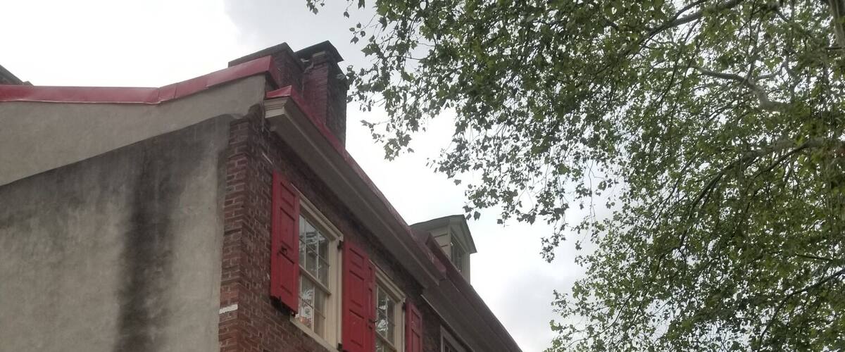 The houses along Elfreth's Alley were largely built in the 1700s. This short alley gives you an idea what an early neighborhood looked like. It is cute and quaint. Be respecrful though as people still live in this neighborhood.
#neighborhood
#culture
#history
#architecture
#Trovember