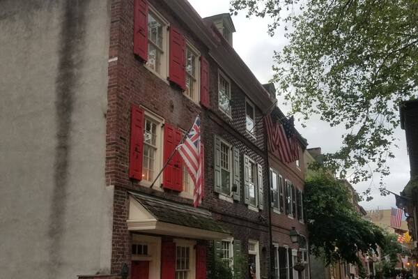 The houses along Elfreth's Alley were largely built in the 1700s. This short alley gives you an idea what an early neighborhood looked like. It is cute and quaint. Be respecrful though as people still live in this neighborhood.
#neighborhood
#culture
#history
#architecture
#Trovember