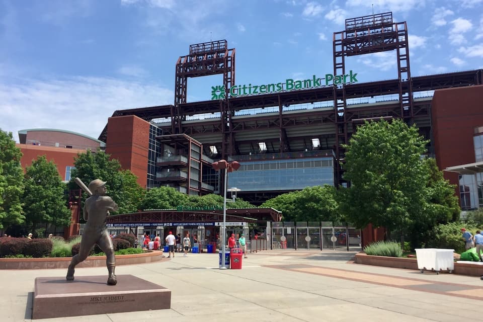 Um estádio de beisebol com um grande letreiro escrito 'Citizens Bank Park'.