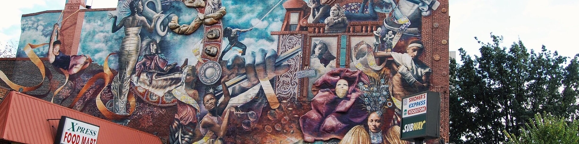 Um mural em um prédio com placas de loja de alimentos.
