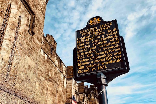 Un panneau d’information historique présentant des renseignements sur l’Eastern State Penitentiary, notamment sa période de construction, ses fondateurs et son influence sur les systèmes pénitentiaires du monde entier.