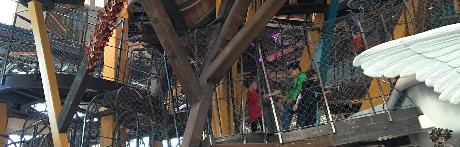 The first thing you'll see when you walk in! A huge 3 story climbing structure. It looks like it's straight outta Harry Potter. Psssst, and parents are allowed on it too!