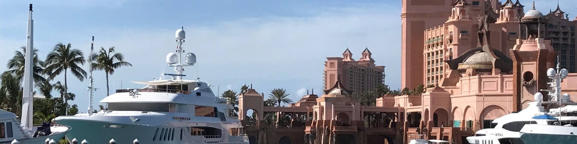 #bigyachts #paradiseisland #bahamas #atlantishotel