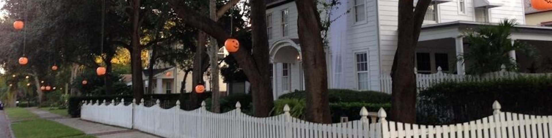 Crescent Heights neighborhood at Halloween. Pumpkins, pumpkins in the air. Pumpkins, pumpkins everywhere!