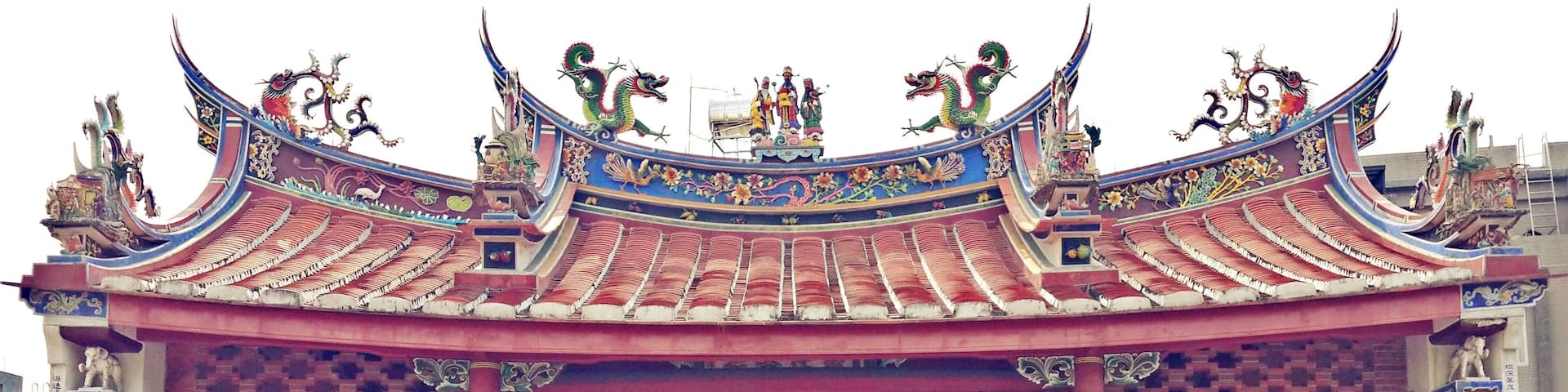 The TzongLan Hsiao Family Historical Residence was built in accordance to traditional Canton building design in 1880 and has a history of over 130 years. Situated in Pingtung City’s Chonglan Village, the grandness of the Residence is evidence to the Hsiao Family’s wealth, power and well-respected social status at the time. During the reign of Emperor Qianlong in Ching Dynasty, the Hsiao Family ancestor, Hsiao Wei-Tian, crossed the Taiwan Strait and started his life in Taiwan as a farmer. Later, he engaged himself in the sugar trade business which later prospered and transformed him into an incredible wealthy man with accumulating riches. With riches to rival the country, the fruitful Hsiao family often held various kinds of banquets in their effort to maintain family bonds.