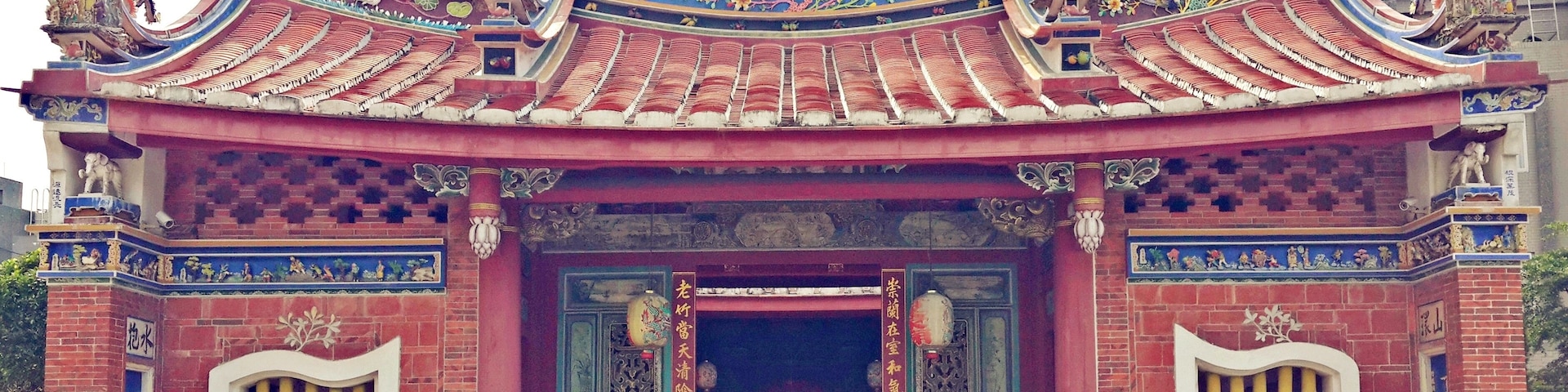 The TzongLan Hsiao Family Historical Residence was built in accordance to traditional Canton building design in 1880 and has a history of over 130 years. Situated in Pingtung City’s Chonglan Village, the grandness of the Residence is evidence to the Hsiao Family’s wealth, power and well-respected social status at the time. During the reign of Emperor Qianlong in Ching Dynasty, the Hsiao Family ancestor, Hsiao Wei-Tian, crossed the Taiwan Strait and started his life in Taiwan as a farmer. Later, he engaged himself in the sugar trade business which later prospered and transformed him into an incredible wealthy man with accumulating riches. With riches to rival the country, the fruitful Hsiao family often held various kinds of banquets in their effort to maintain family bonds.