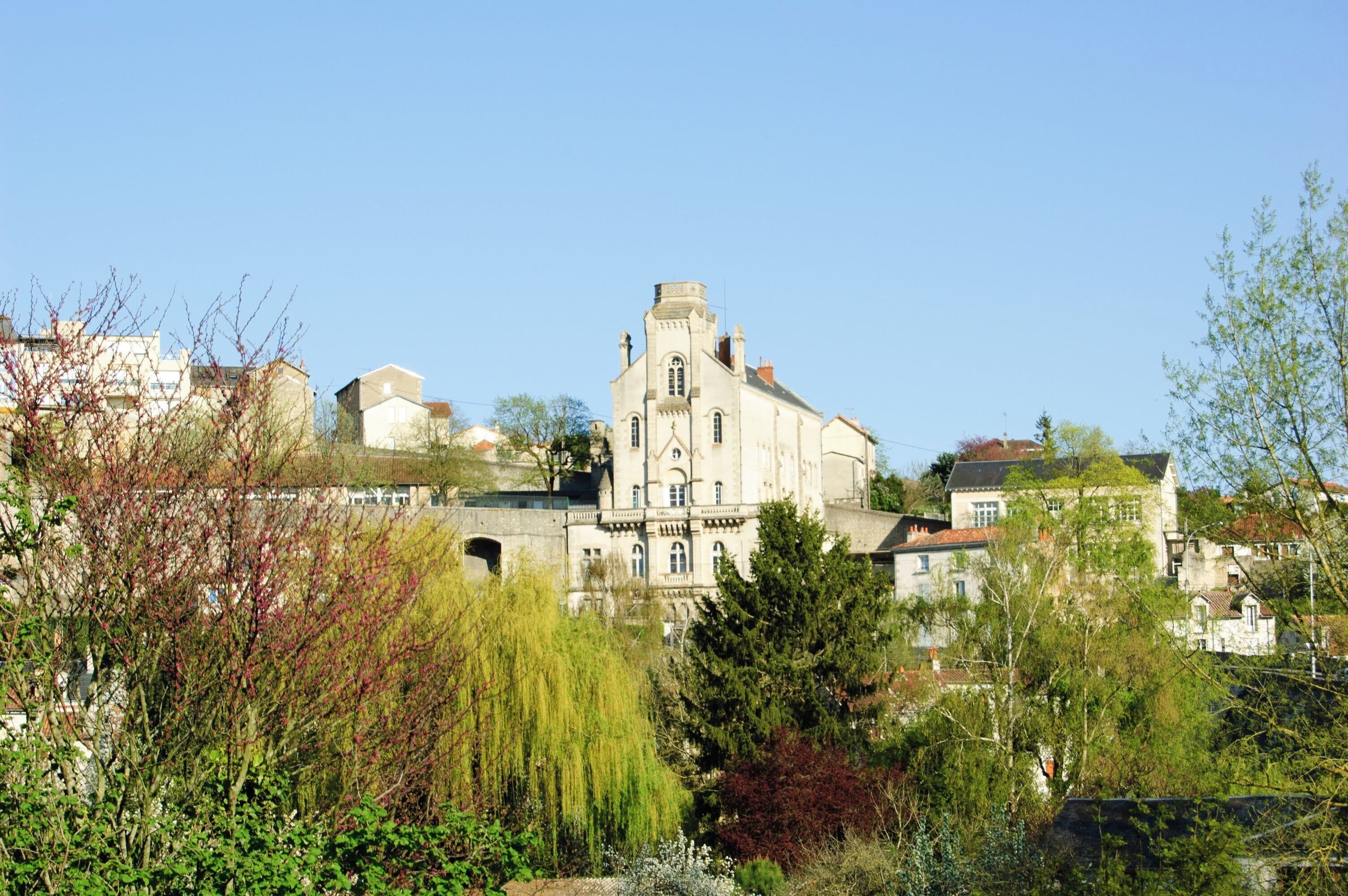 Elementary school Coligny Cornet in Poitiers #TroveOnTuesday