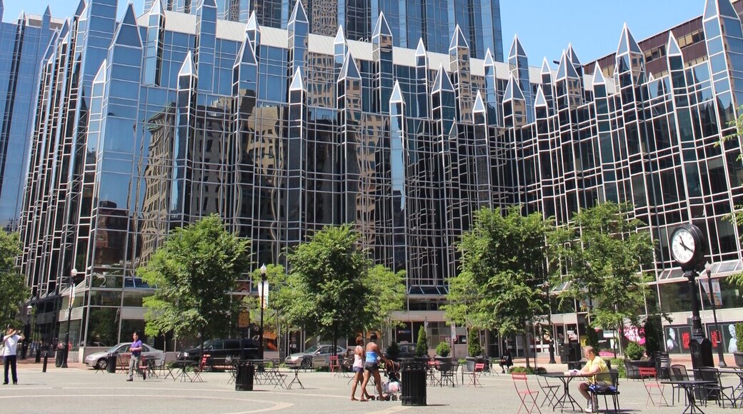 I saw this pretty looking building made out of glass and I had to take a photo. At that time, I didn't know its name. #roadtrip #architecture #pittsburgh #america