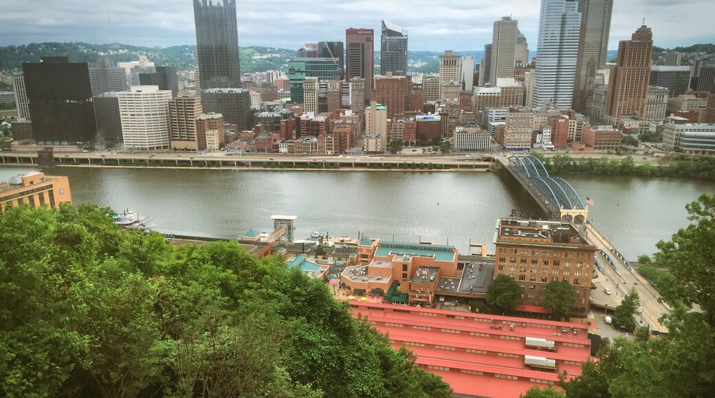 I'm falling more in love with Pittsburgh with each return trip. This time included riding the inclines to get amazing views of downtown.