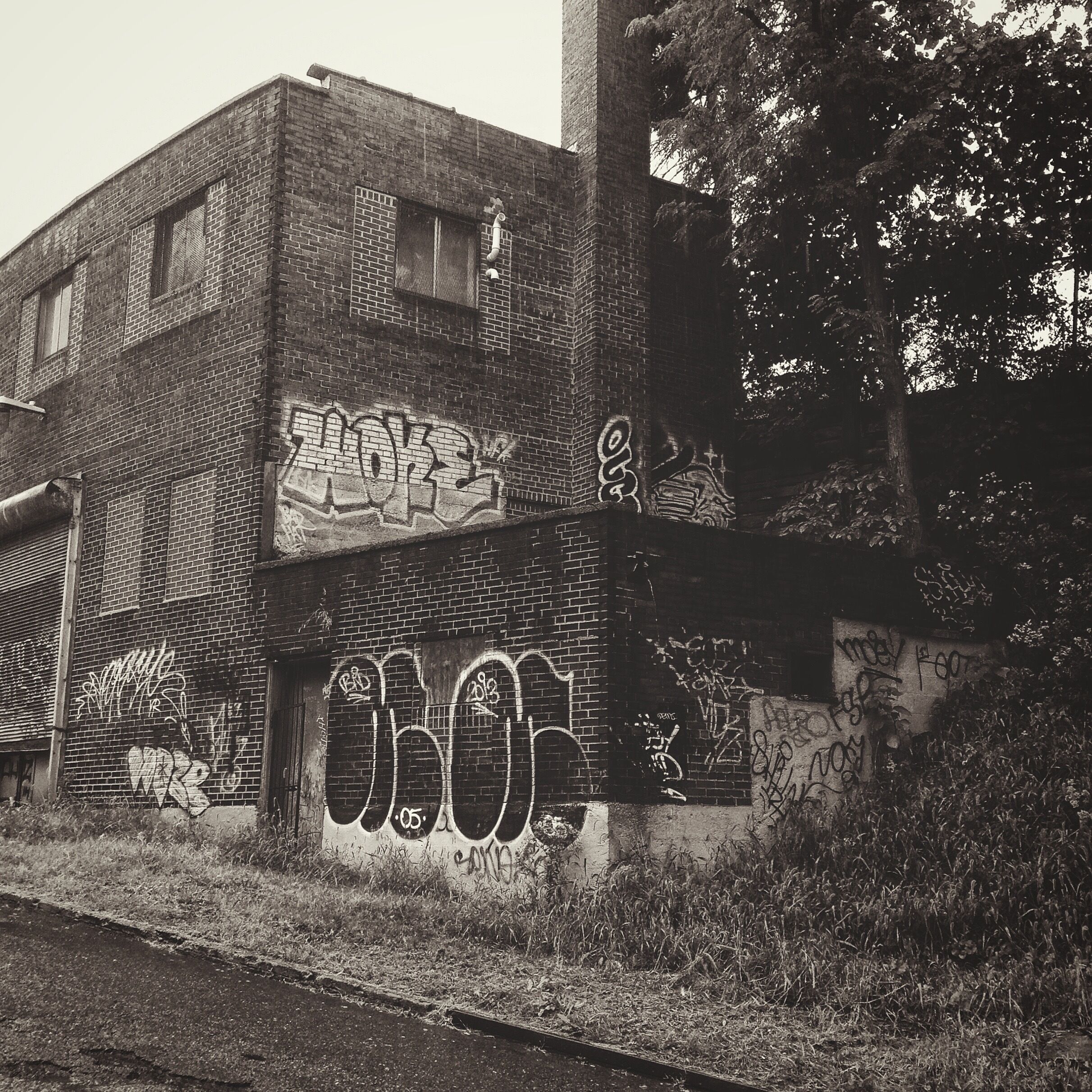Abandoned building in Pittsburgh. #abandoned #blackandwhite 
#abandonedplaces 
#graffiti #pittsburgh