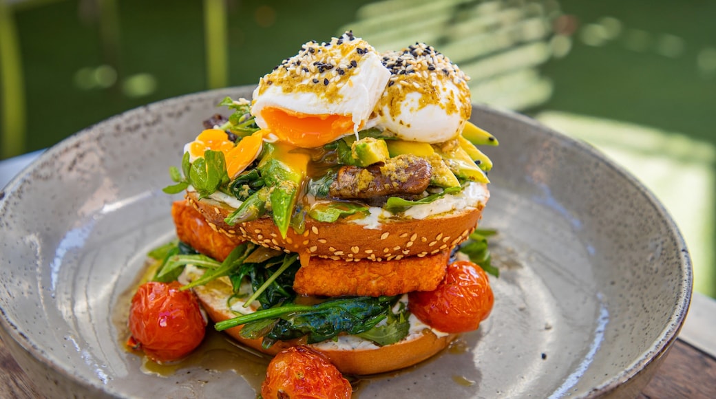 Parkes which includes food and cafe scenes