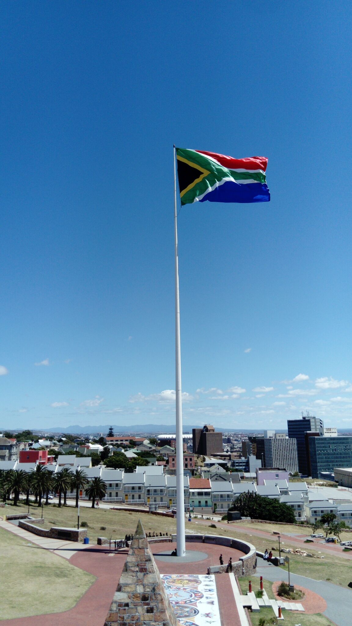 The largest South African flag in the country was hoisted for the first time amid a regal ceremony facilitated by members of the army at the Donkin Reserve recently.

 

The 12 metre by 8 metre large flag is part of a project undertaken by the MBDA to commemorate the 67 years former President Nelson Mandela spent in politics.