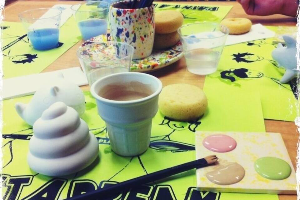 Taula amb un calador groc amb la inscripció 'TAPREAM', diversos plats i una tassa de cafè.