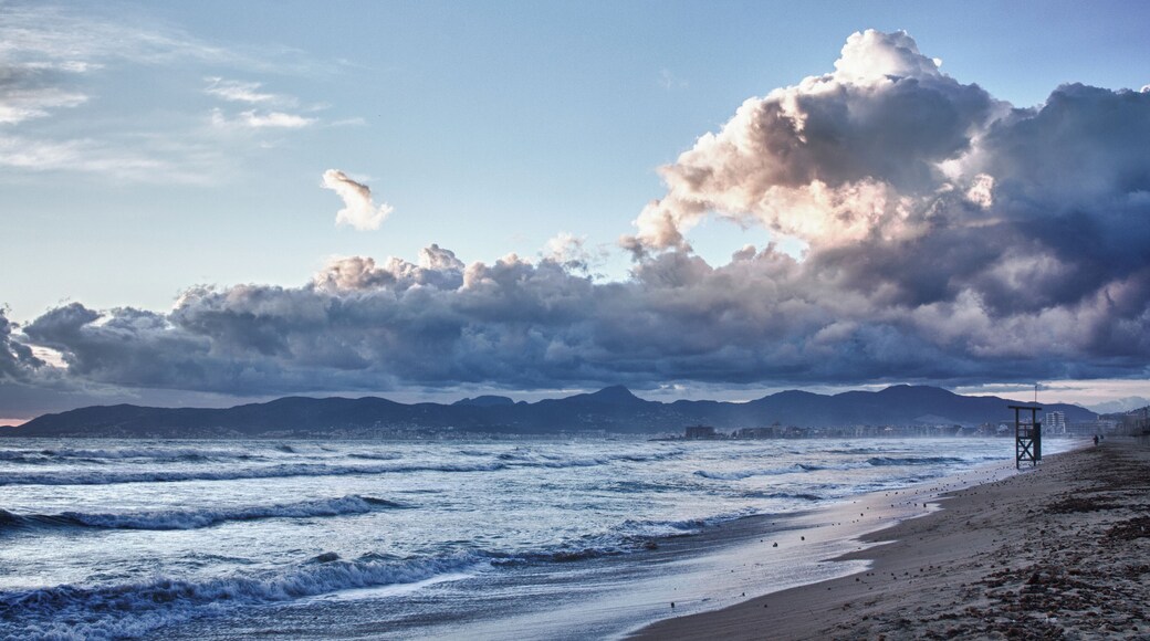 Impresionantes nubes, incesante oleaje... y nosotros... en medio :D Me apetecía hacer un HDR :D HDR creado con HDR Efex Pro.