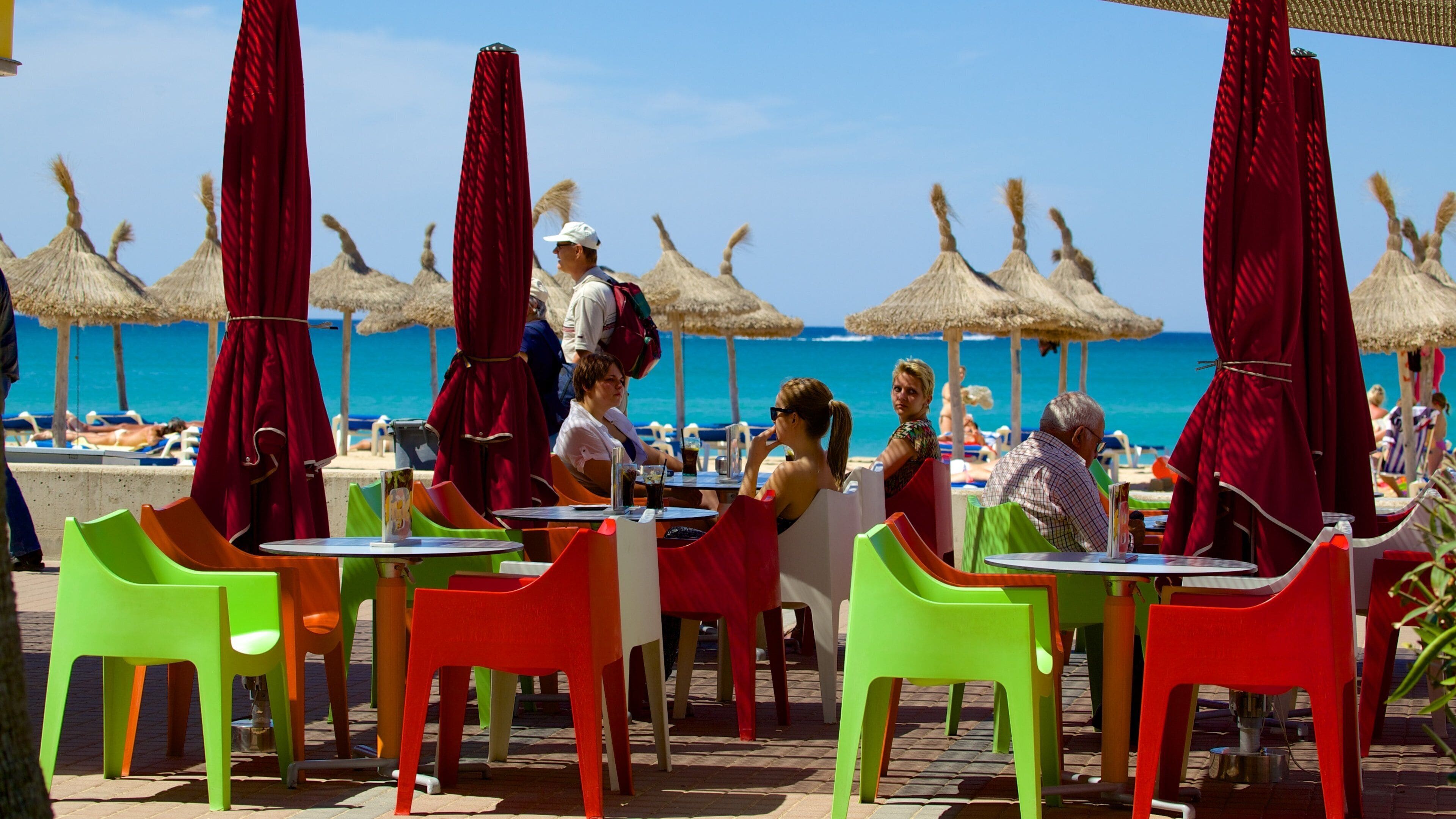 Palma de Mallorca showing general coastal views and outdoor eating as well as a large group of people