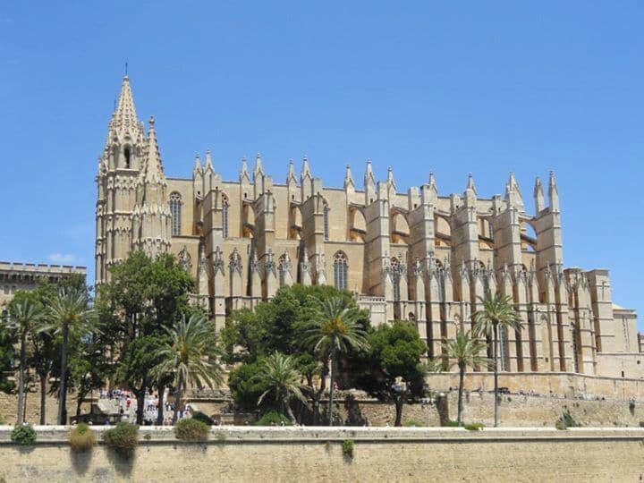 Uma grande catedral em estilo gótico, com uma torre alta e várias torres.