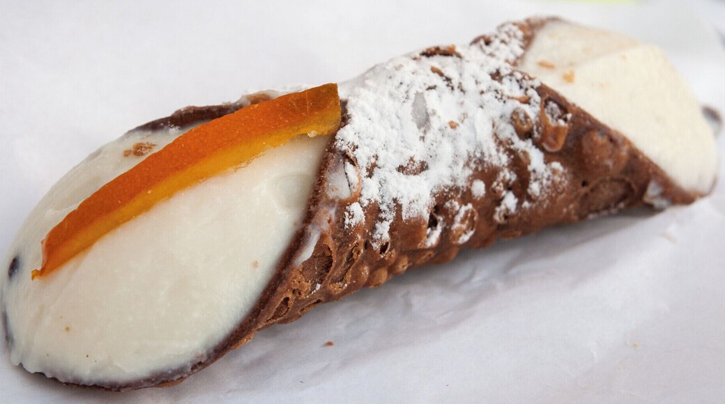 My favourite sweet, all-time -the cannolo siciliano-, at my favourite pasticceria, all-time.
#delicious #BestOf5
P.S. Sicilia - greatest food love story of my life (link in Romanian)
https://bit.ly/2Jv0POA