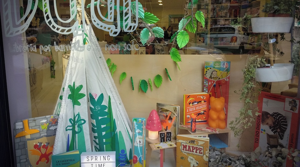 One of the cutest bookstores I've ever seen!
Stationery lovers - welcome! :)
And if you get tired choosing what to buy, you can sit down for a cookie and a cup of tea.
#colorful