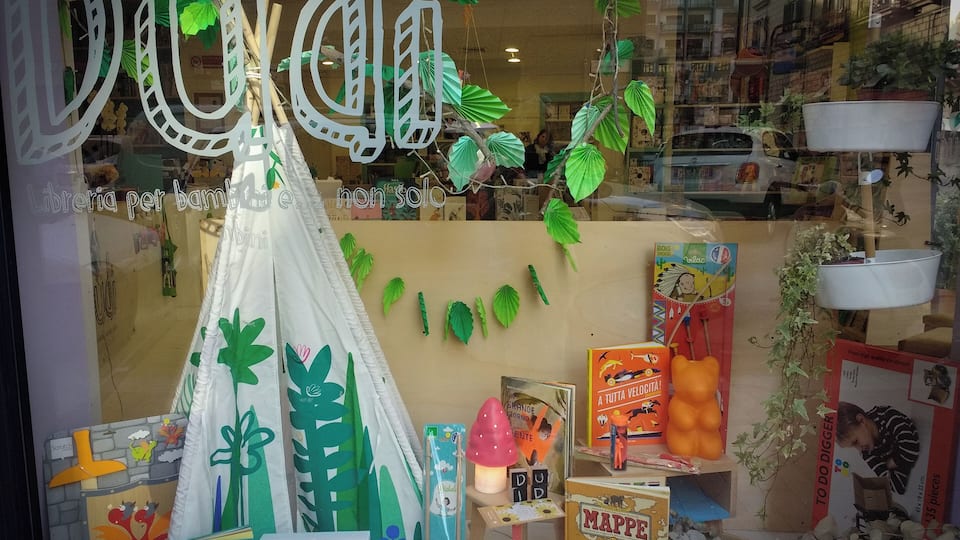 One of the cutest bookstores I've ever seen!
Stationery lovers - welcome! :)
And if you get tired choosing what to buy, you can sit down for a cookie and a cup of tea.
#colorful