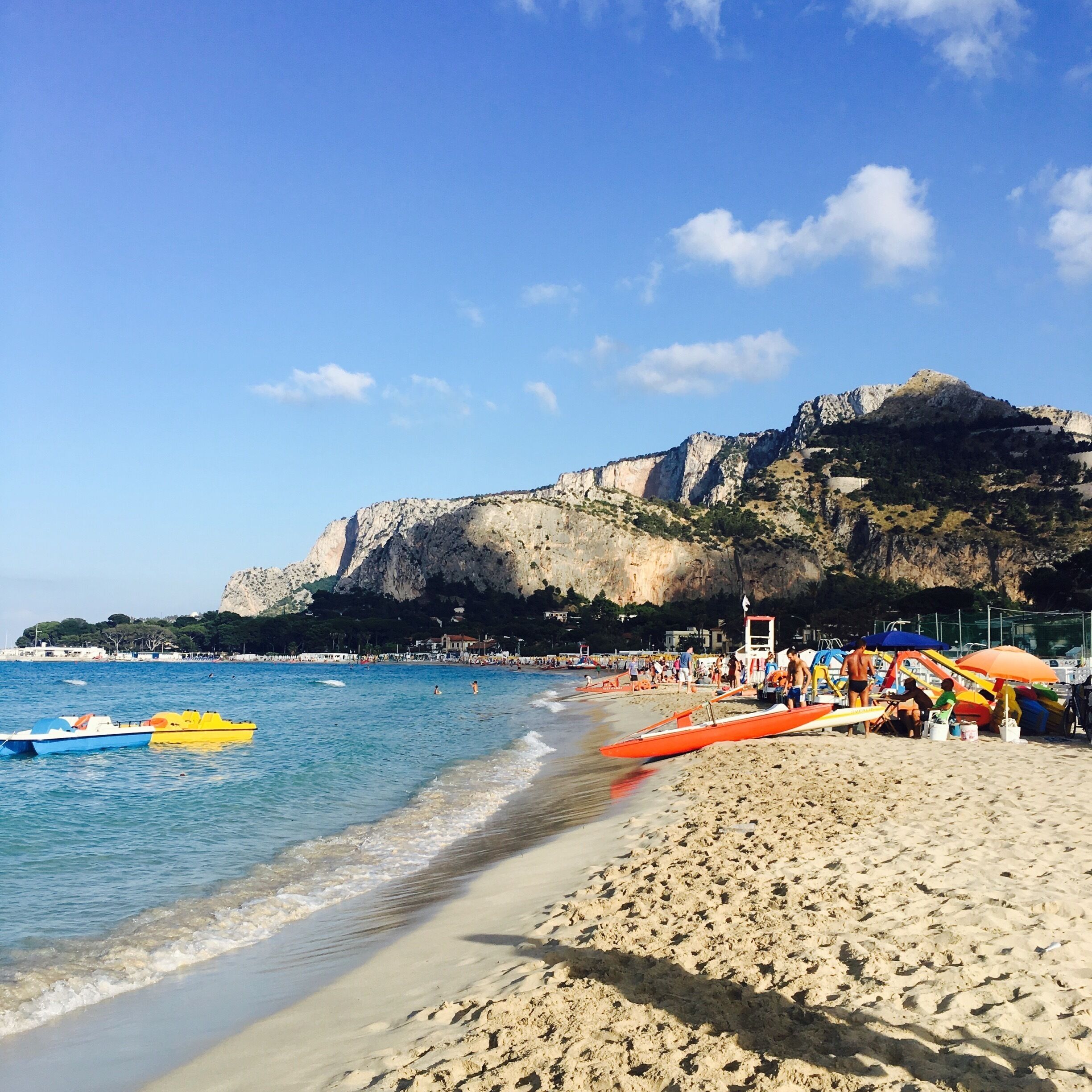 Another delightful beach in Sicily, busy but beautiful! 😍