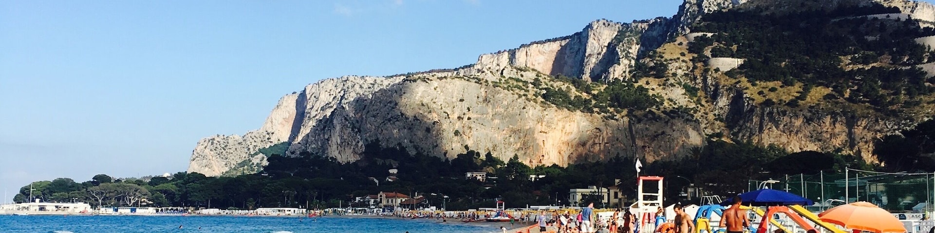 Another delightful beach in Sicily, busy but beautiful! 😍