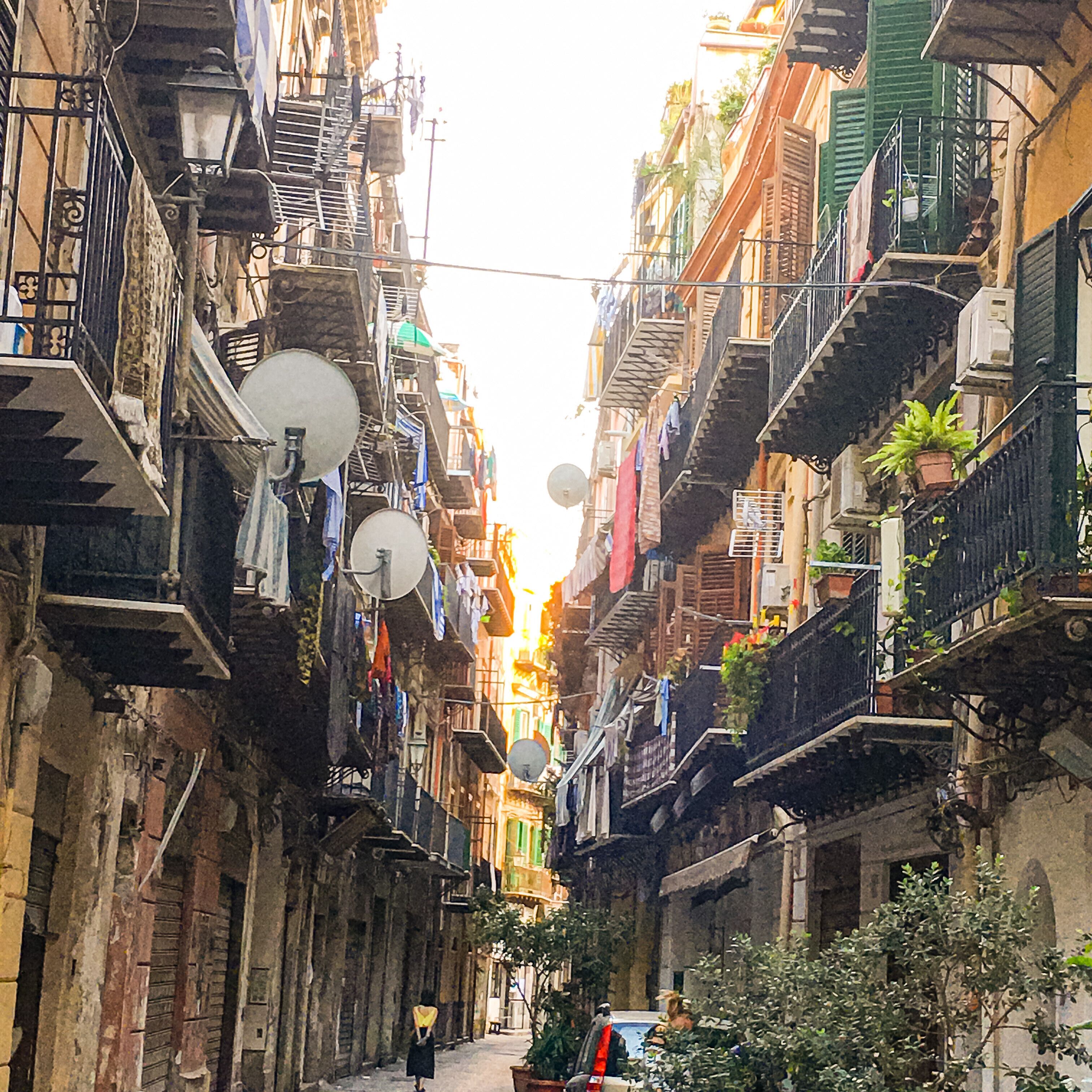 Palermo, Old town , Sicily, 意大利 - it is soo beautiful in the old town and we enjoyed ourselves roaming in the streets and alleys of the old town #red #travel #sicily #architecture #culture #hiking