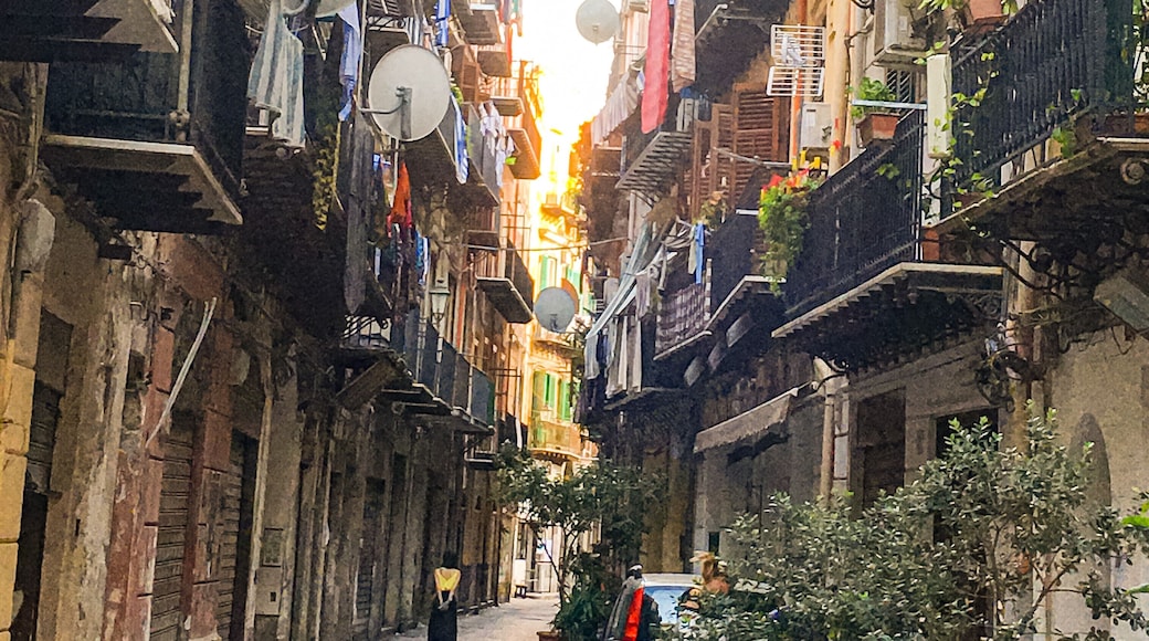 Palermo, Old town , Sicily, 意大利 - it is soo beautiful in the old town and we enjoyed ourselves roaming in the streets and alleys of the old town #red #travel #sicily #architecture #culture #hiking