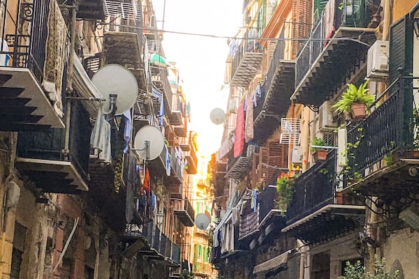 Palermo, Old town , Sicily, 意大利 - it is soo beautiful in the old town and we enjoyed ourselves roaming in the streets and alleys of the old town #red #travel #sicily #architecture #culture #hiking