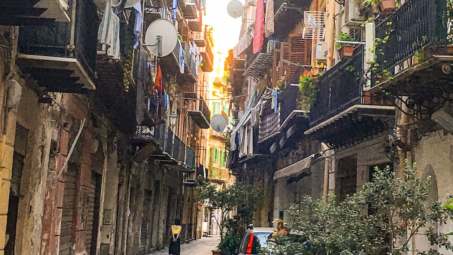 Palermo, Old town , Sicily, 意大利 - it is soo beautiful in the old town and we enjoyed ourselves roaming in the streets and alleys of the old town #red #travel #sicily #architecture #culture #hiking