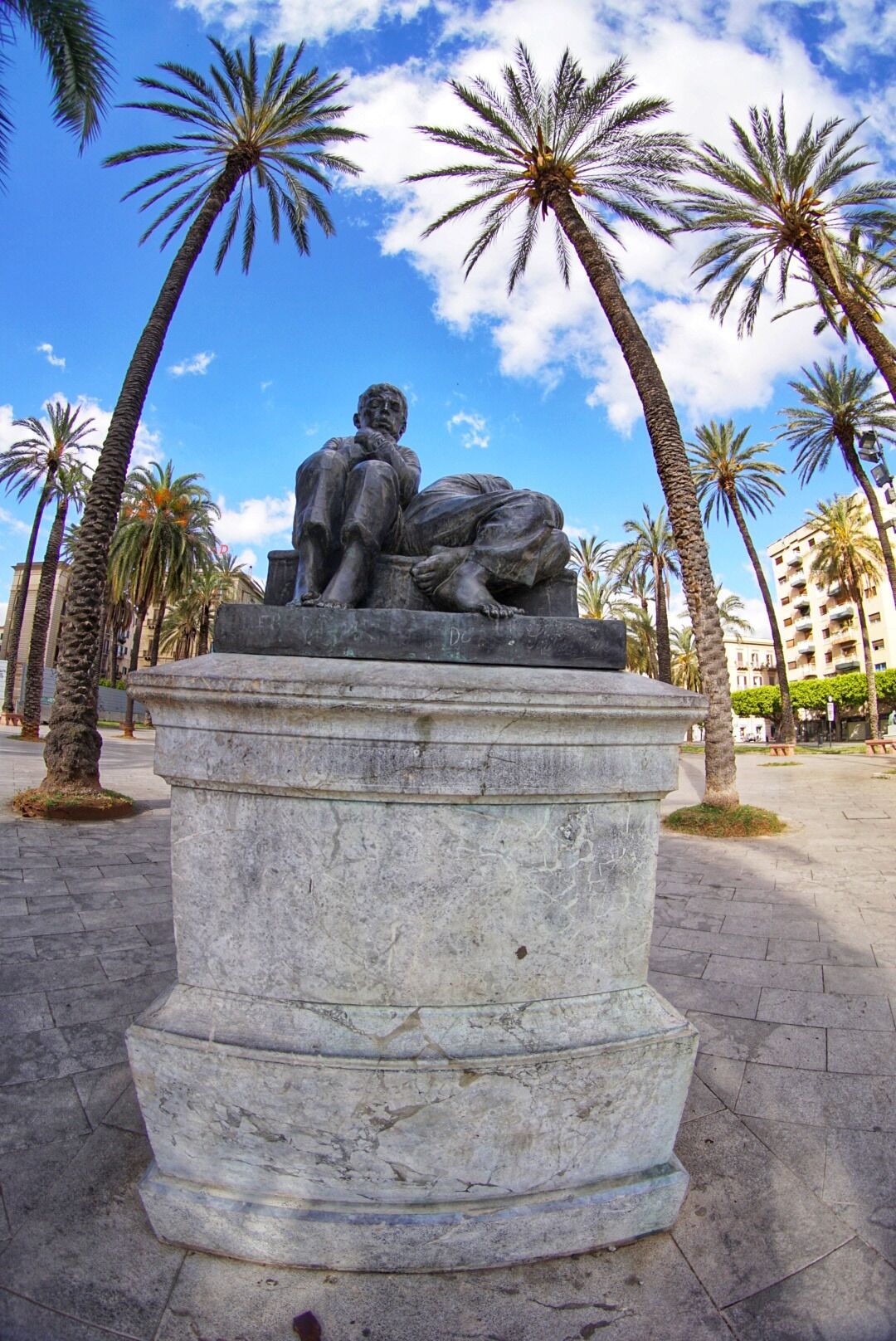 Statue & palm tree's taken early morning at the Piazza Castelnuovo,  Palermo.
Taken on a Sony a6000 with a 7artisans fisheye lens.