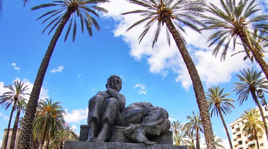 Statue & palm tree's taken early morning at the Piazza Castelnuovo, Palermo.
Taken on a Sony a6000 with a 7artisans fisheye lens.