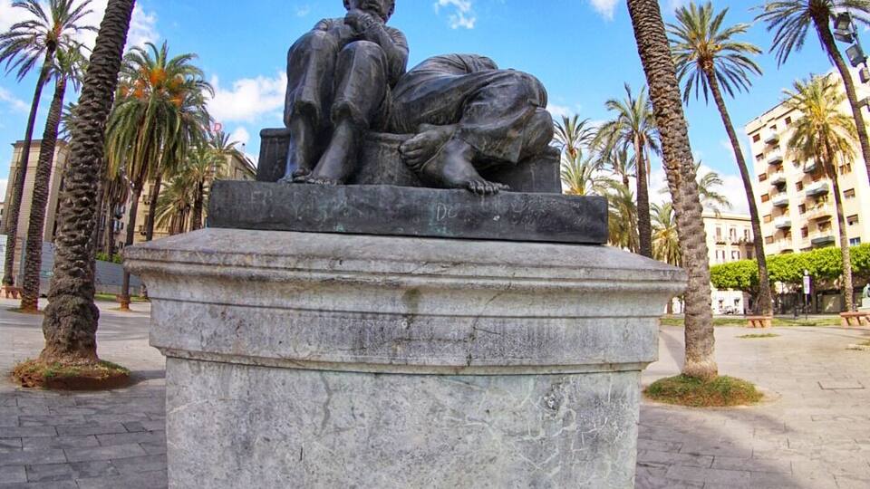 Statue & palm tree's taken early morning at the Piazza Castelnuovo, Palermo.
Taken on a Sony a6000 with a 7artisans fisheye lens.