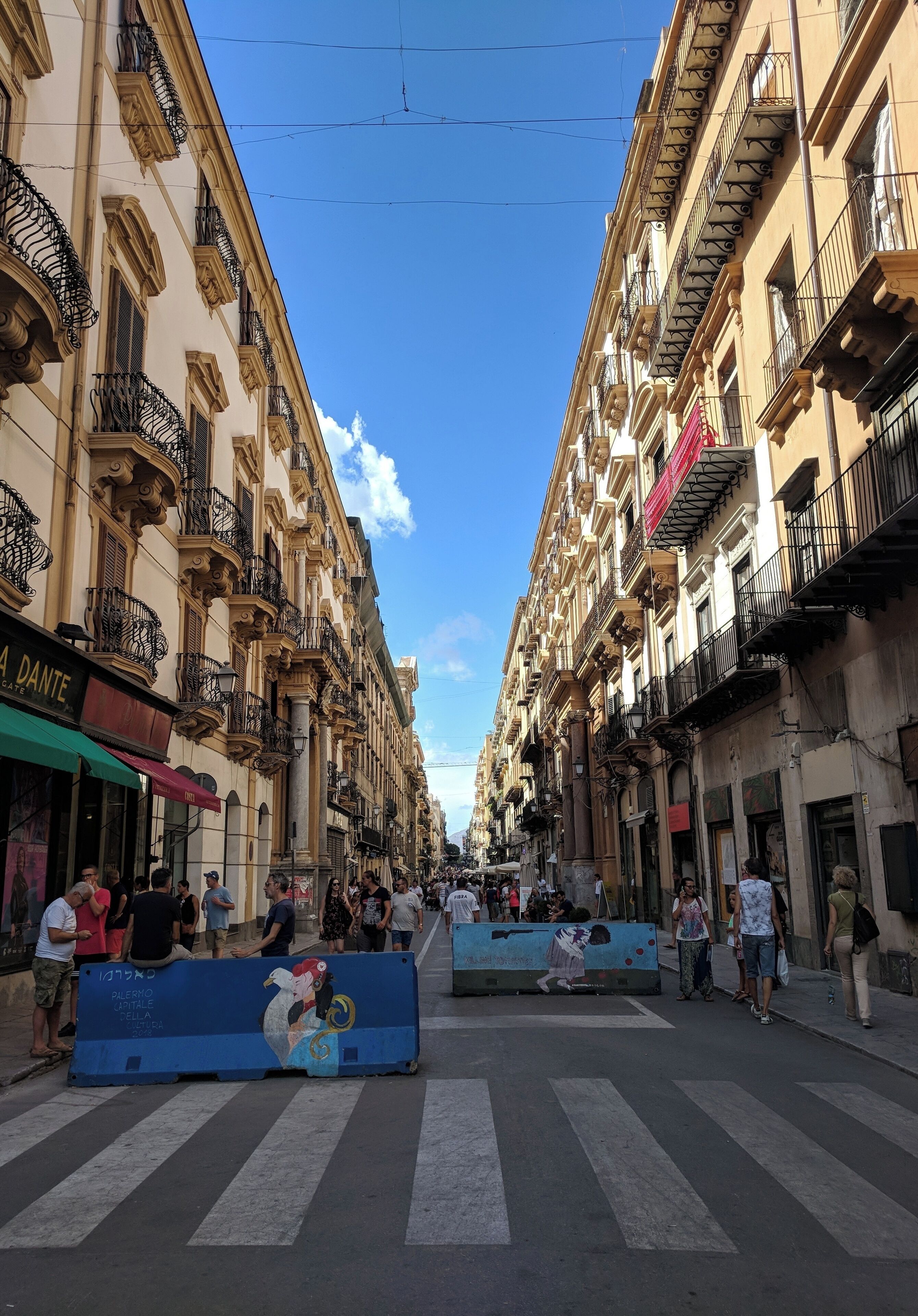 Street scenes such as this one are my fav. Especially when fascinating architecture and quirky-painted blocks are involved. Typically Palermo day. #culture Palermo, Sicily August 2018
