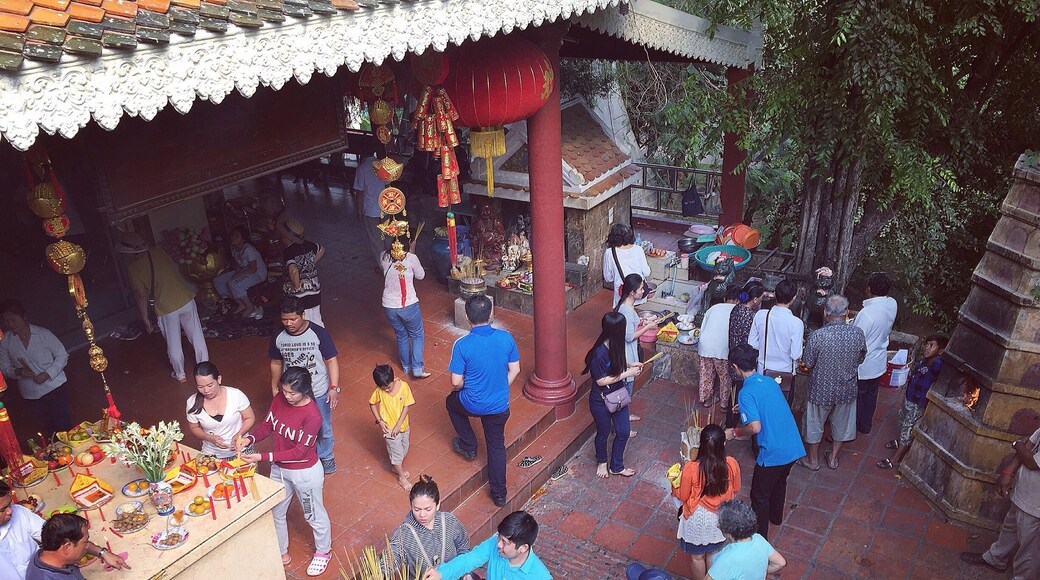 Worshippers on Saturday morning at Wat Phnom temple in Phnom Penh 🙏🏻