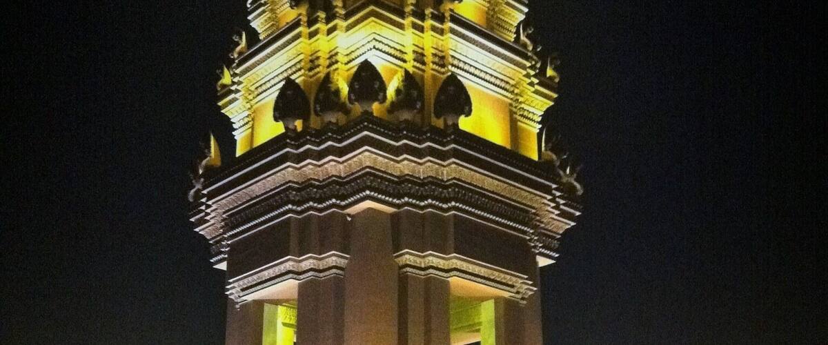Independence Monument in Phnom Penh. Have to admit I didn't know what it was when we first went but it looked amazing at night so I took a quick snap! 📸