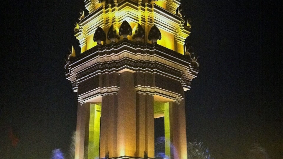 Independence Monument in Phnom Penh. Have to admit I didn't know what it was when we first went but it looked amazing at night so I took a quick snap! 📸